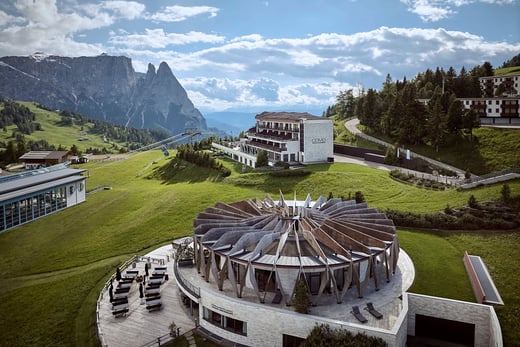 como alpina dolomites italien familienluxusreisen thefamilyproject aerial