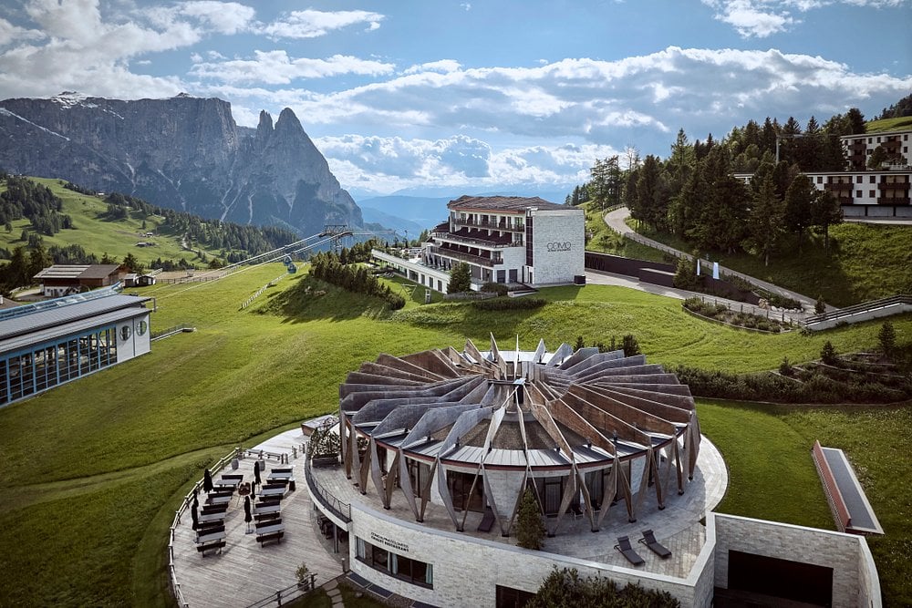 como-alpina-dolomites-italien-familienluxusreisen-thefamilyproject-aerial