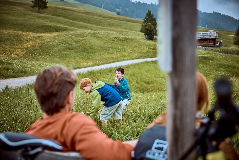 como-alpina-dolomites-italien-familienluxusreisen-thefamilyproject-kids-wandern