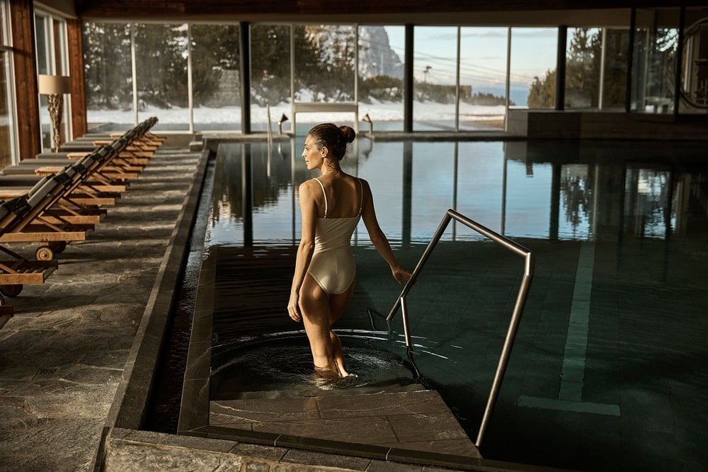 como-alpina-dolomites-italien-familienluxusreisen-thefamilyproject-pool