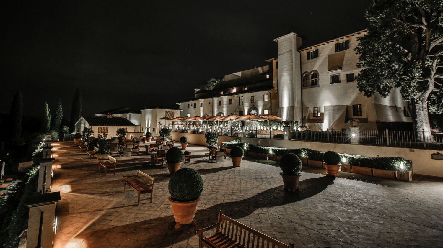 como-castello-del-nero-familienluxusreisen-hotel-bei-nacht