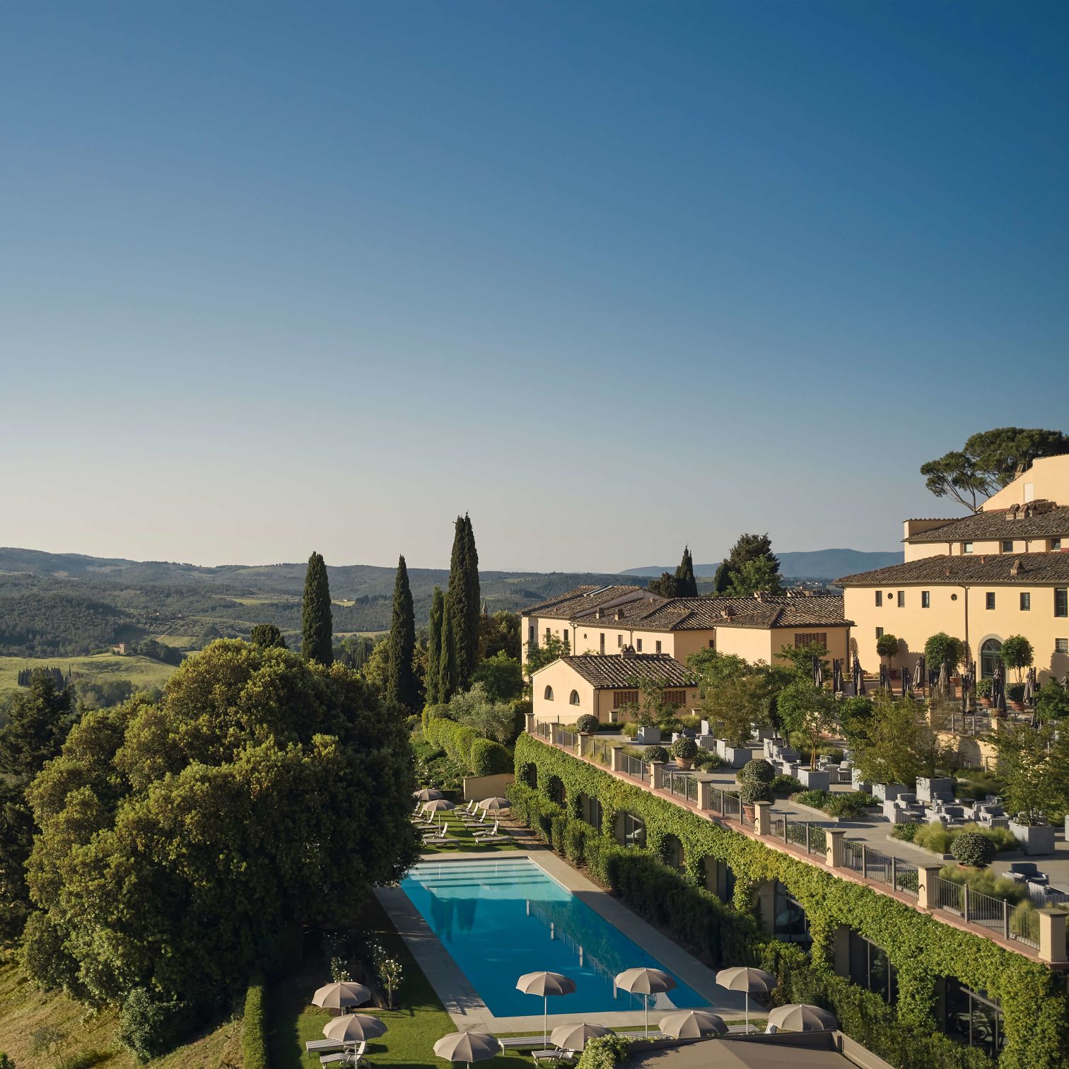 como-castello-del-nero-familienluxusreisen-vogelperspektive