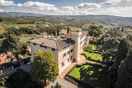 como castello del nero italien familienluxusreise thefamilyproject luftbildaufnahme