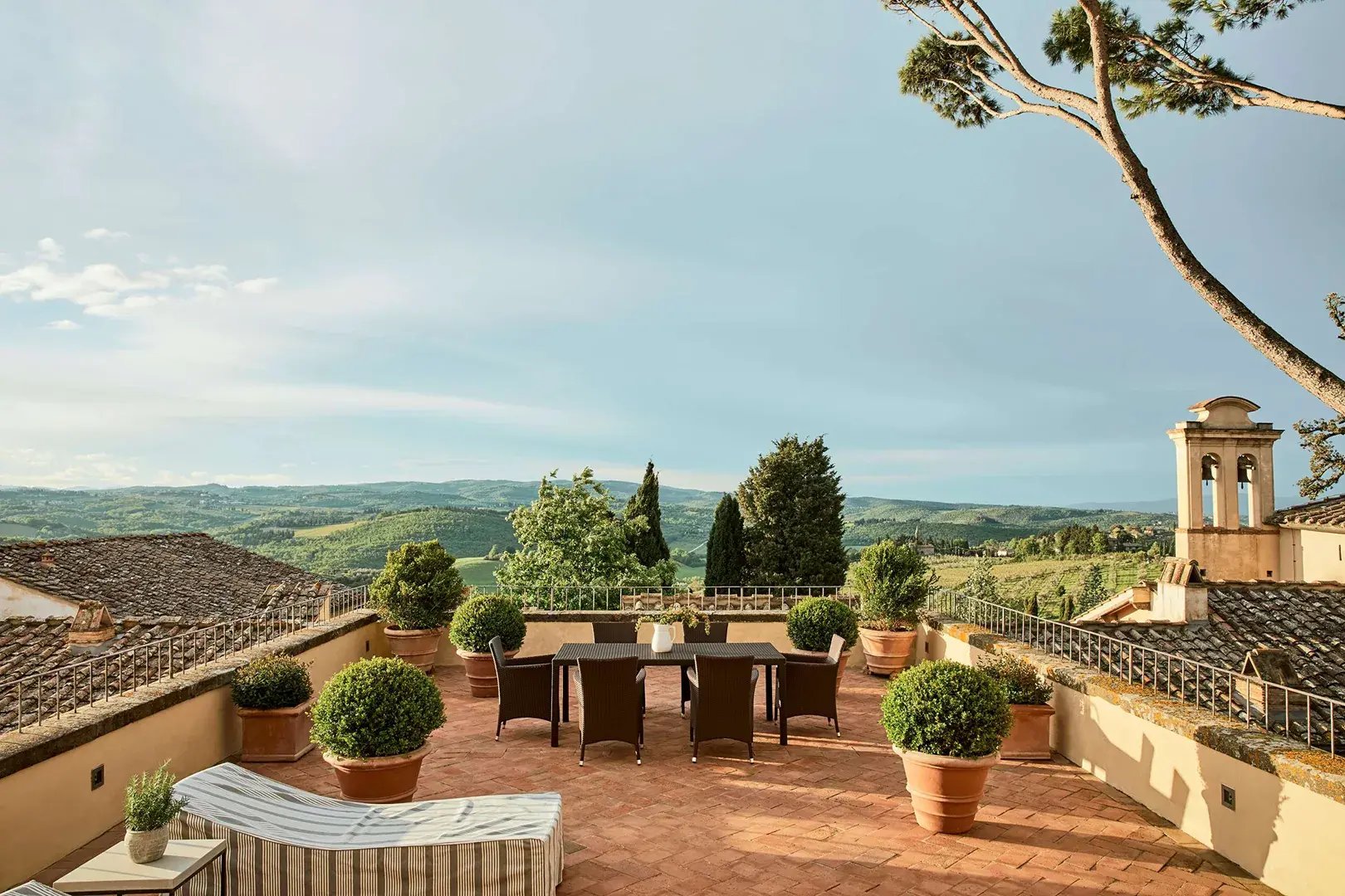 como-castello-del-nero-toskana-italien-terrasse-familienluxus-kinderfreundlich-the-family-project