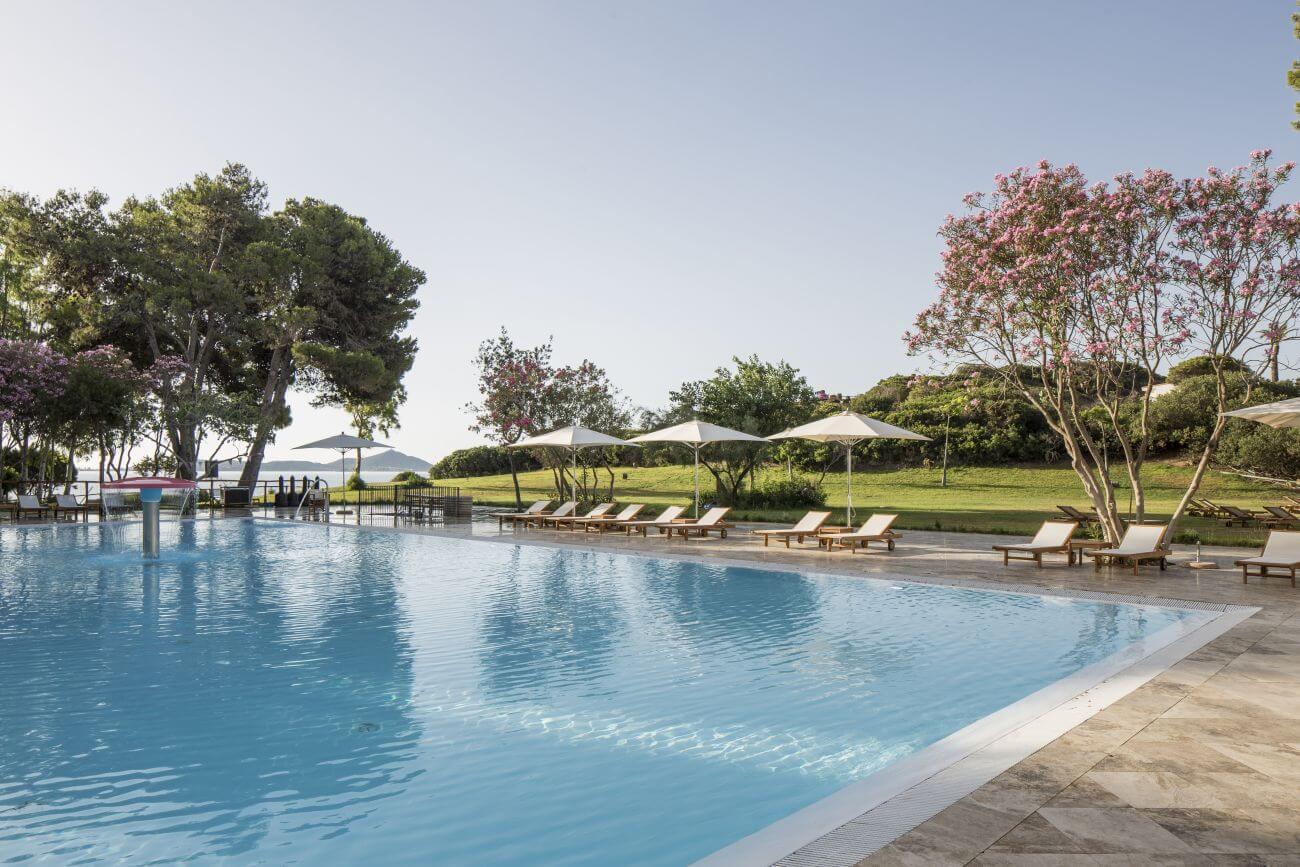 Falkensteiner-Resort-Capo-boi-Sardinien-Familienluxusreisen-Familienpool