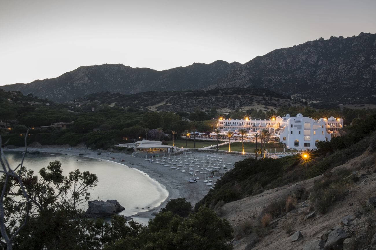 Falkensteiner-Resort-Capo-boi-Sardinien-Familienluxusreisen-Hotel-Abends