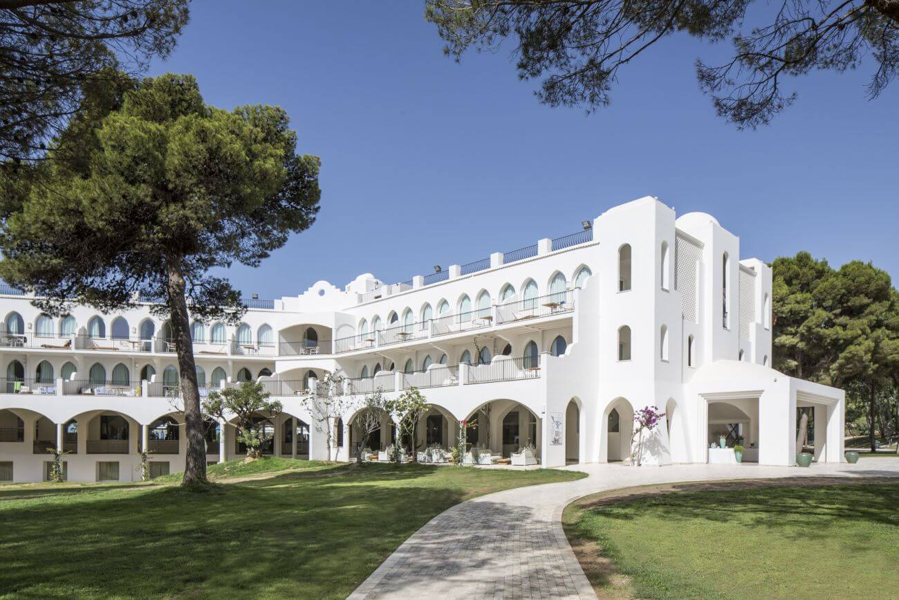 Falkensteiner-Resort-Capo-boi-Sardinien-Familienluxusreisen-Hotelansicht