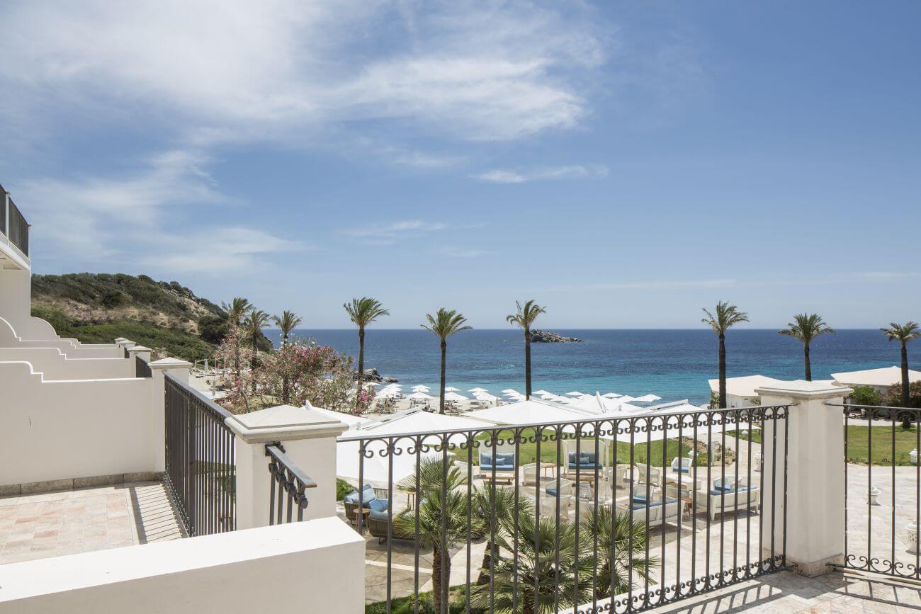 Falkensteiner-Resort-Capo-boi-Sardinien-Familienluxusreisen-Meerblick