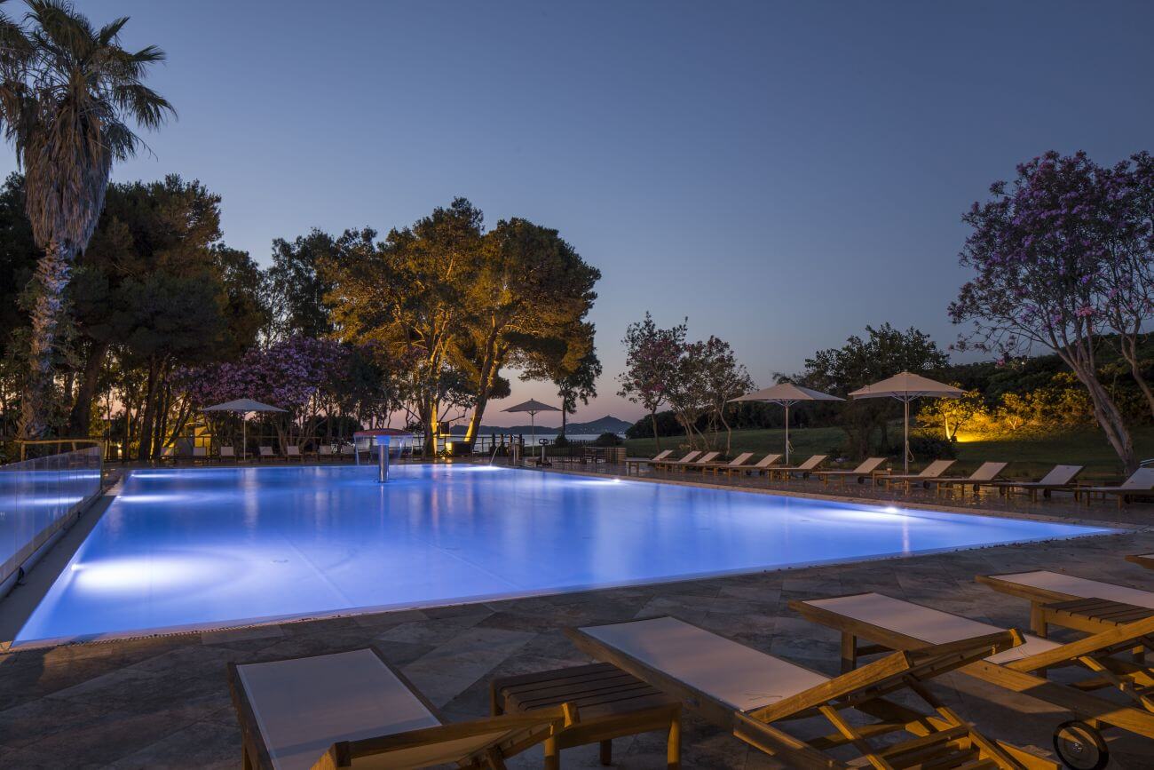 Falkensteiner-Resort-Capo-boi-Sardinien-Familienluxusreisen-Pool-Nachts