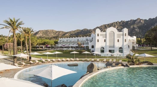 Falkensteiner Resort Capo boi Sardinien Familienluxusreisen Resort Frontansicht