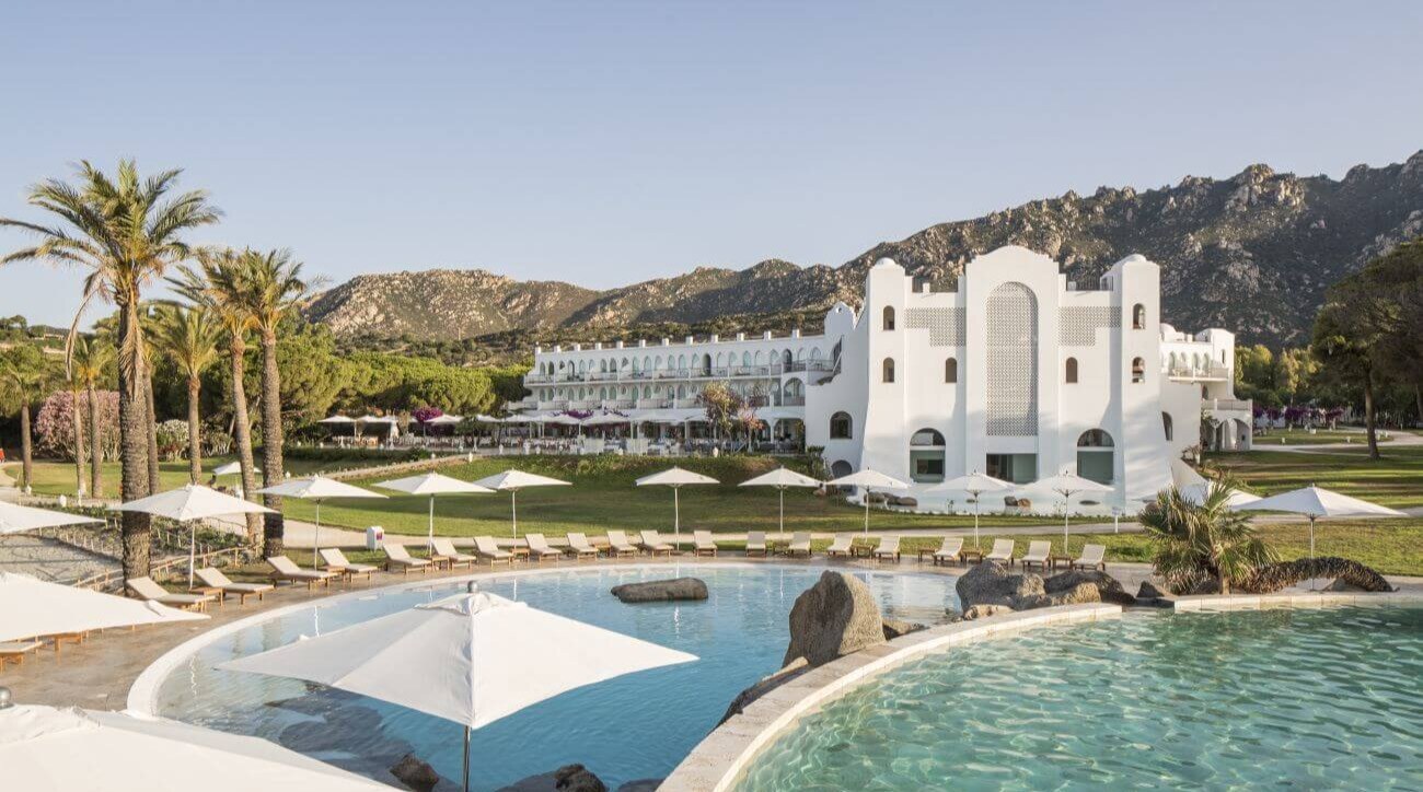 Falkensteiner-Resort-Capo-boi-Sardinien-Familienluxusreisen-Resort-Frontansicht