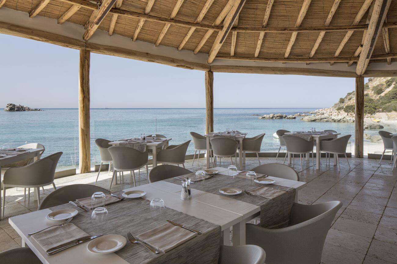 Falkensteiner-Resort-Capo-boi-Sardinien-Familienluxusreisen-Restaurant-ausblick
