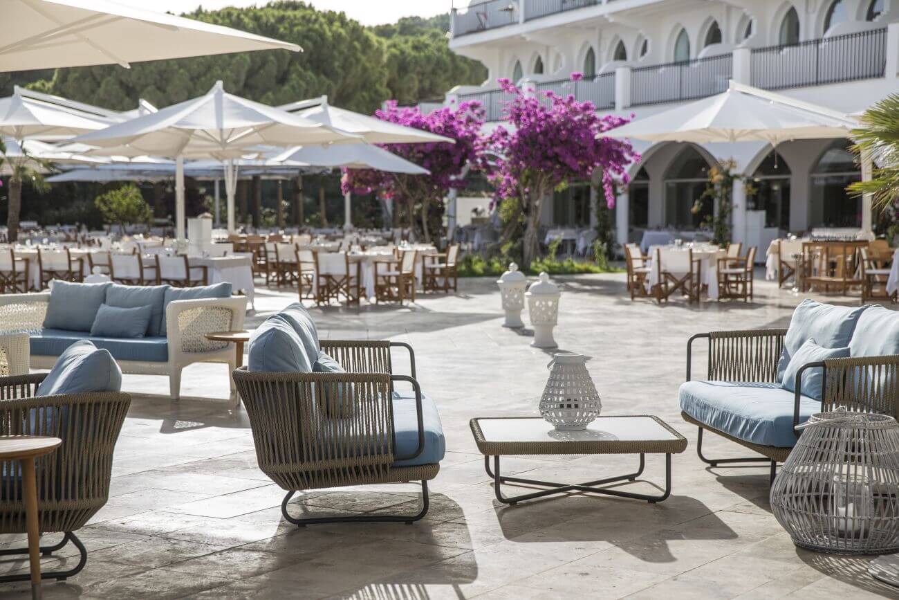 Falkensteiner-Resort-Capo-boi-Sardinien-Familienluxusreisen-Terrasse-Sessel