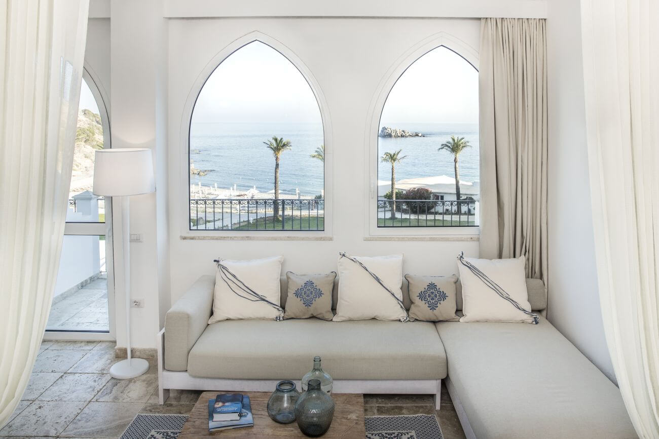 Falkensteiner-Resort-Capo-boi-Sardinien-Familienluxusreisen-Zimmer-Meerblick