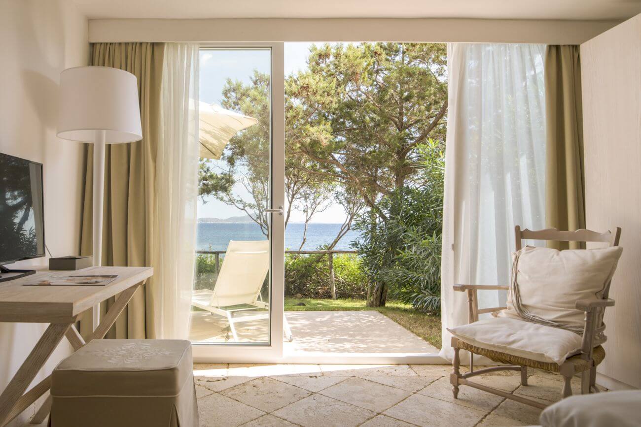 Falkensteiner-Resort-Capo-boi-Sardinien-Familienluxusreisen-Zimmer-garten