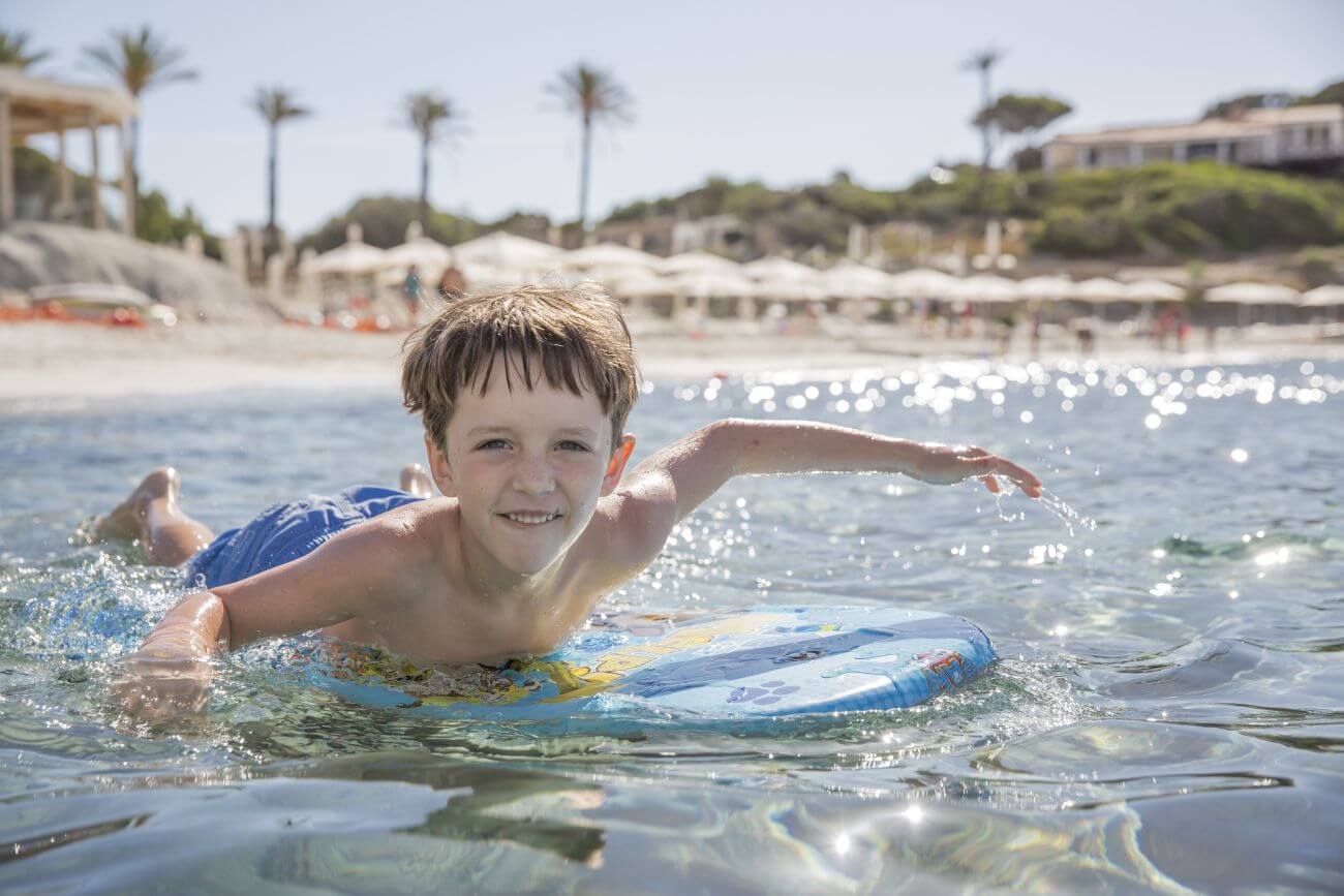 Falkensteiner-Resort-Capo-boi-Sardinien-Familienluxusreisen-kind-schwimmen