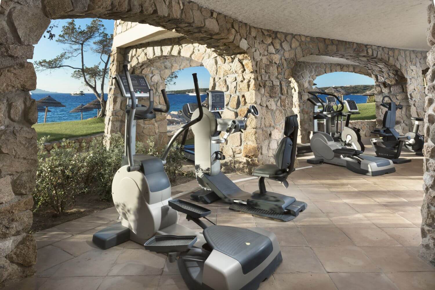 Fitnessraum in einer Art Loggia mit Blick aufs Meer.