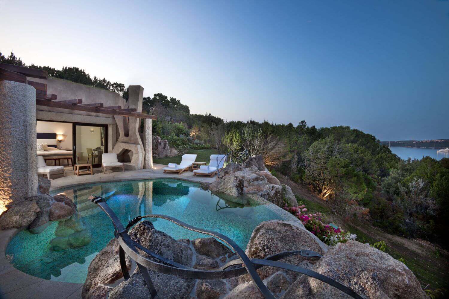 Suite mit Pool und Blick auf das Meer bei Sonnenuntergang und Abendämmerung.