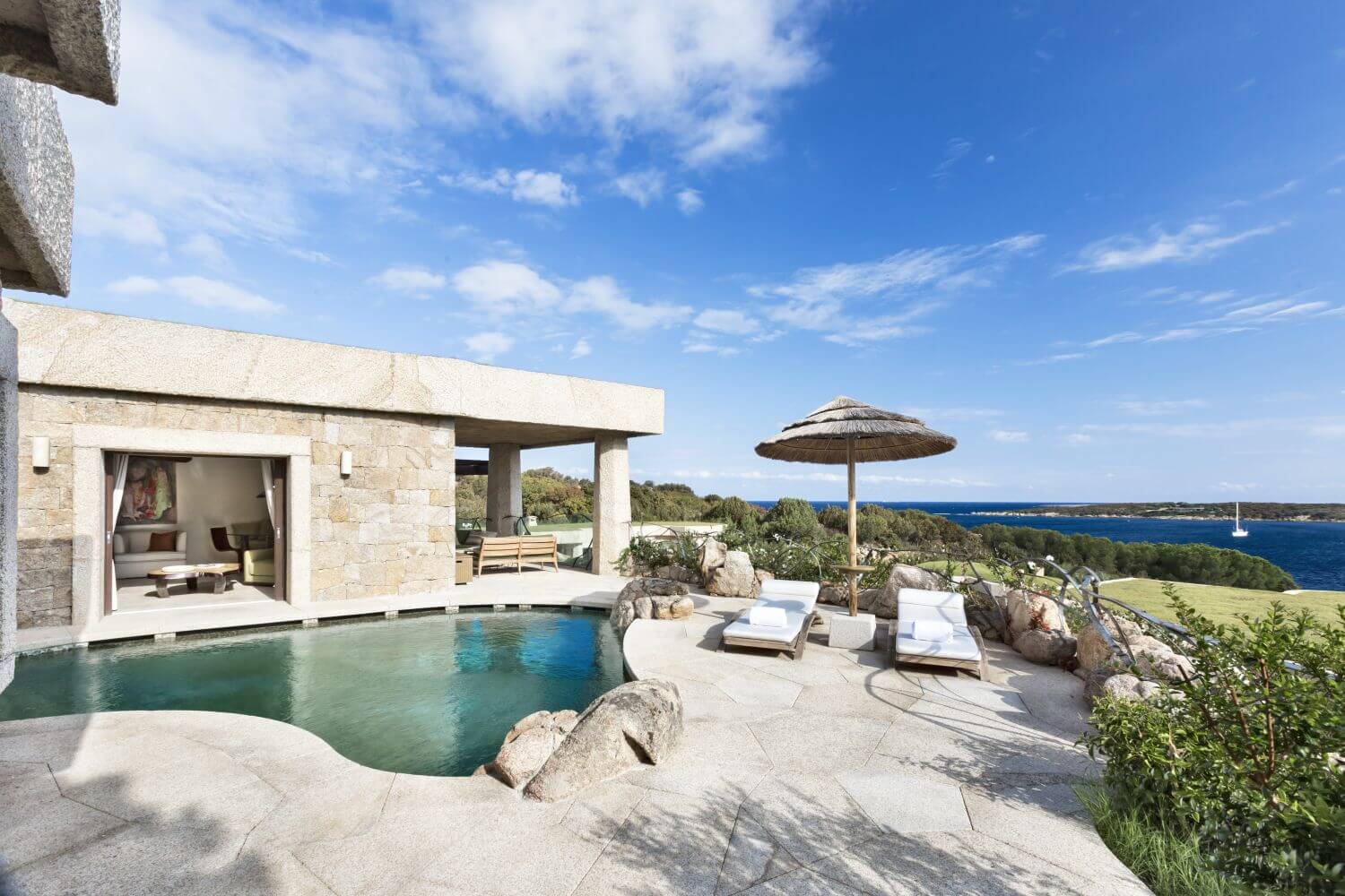 Suite mit privatem Pool und Liegen sowie Blick auf das Meer.