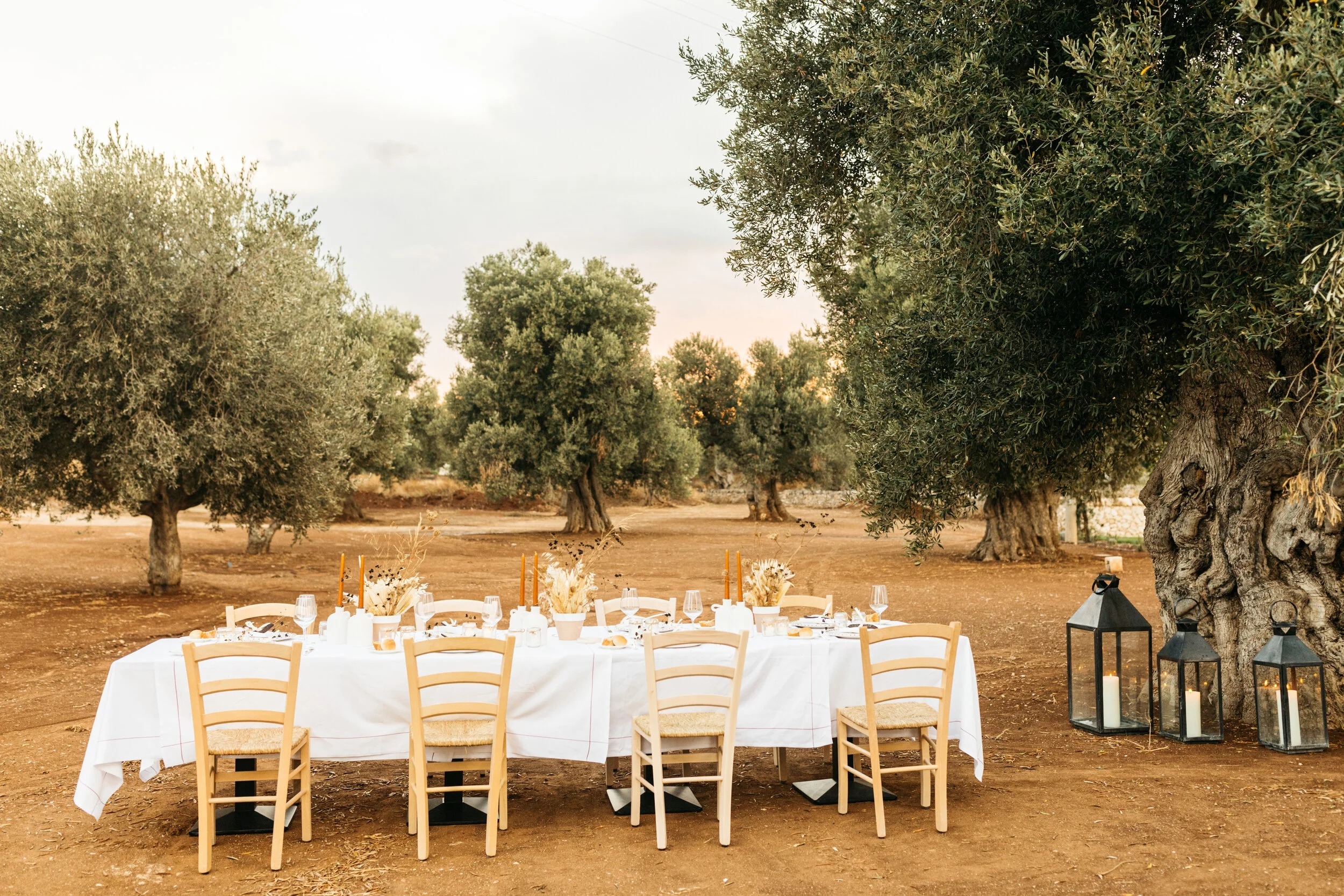 masseria-calderisi-italien-familienluxusreise-thefamilyproject-dinner-im-freien