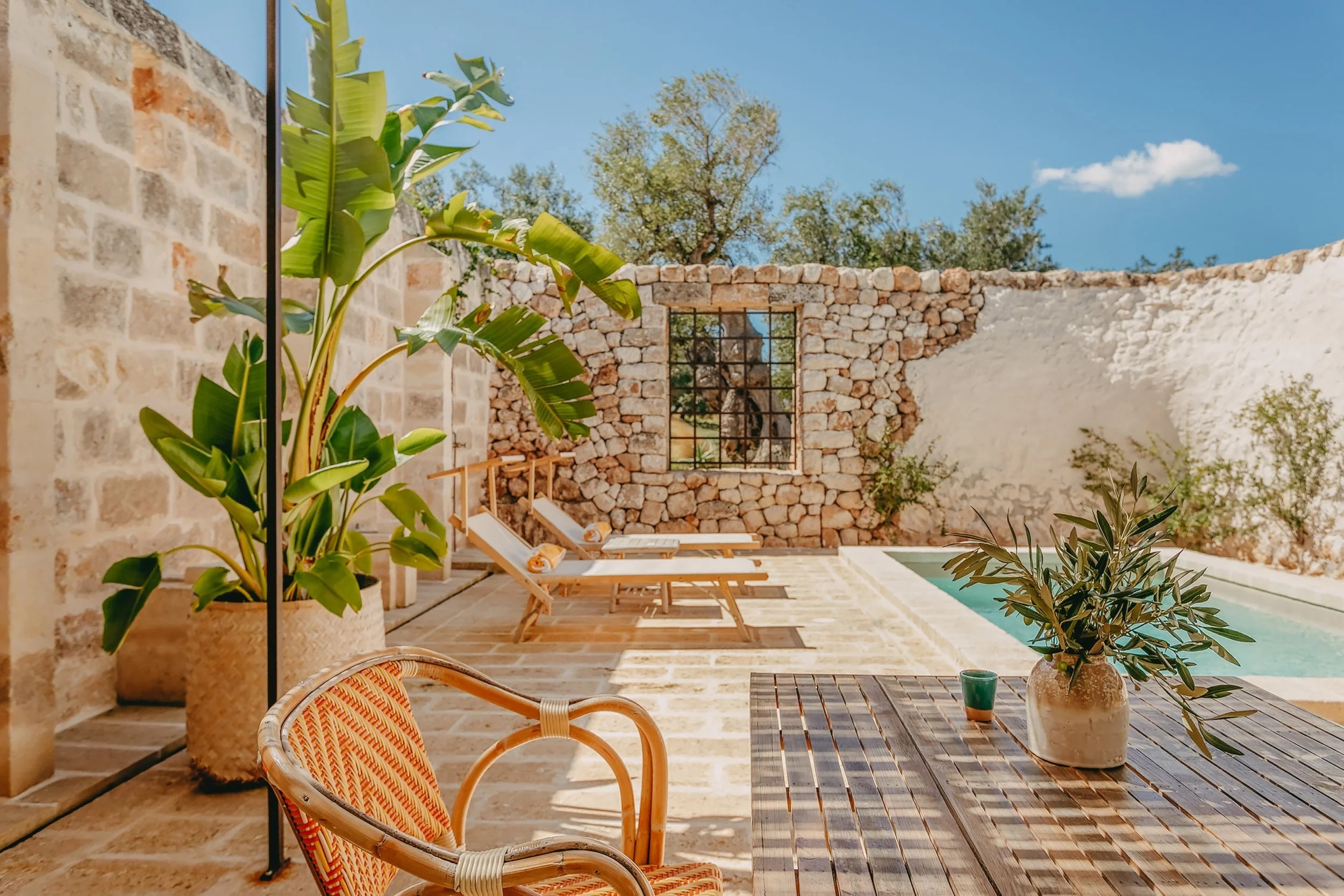 masseria-calderisi-italien-familienluxusreise-thefamilyproject-gaesteunterkunft-pool