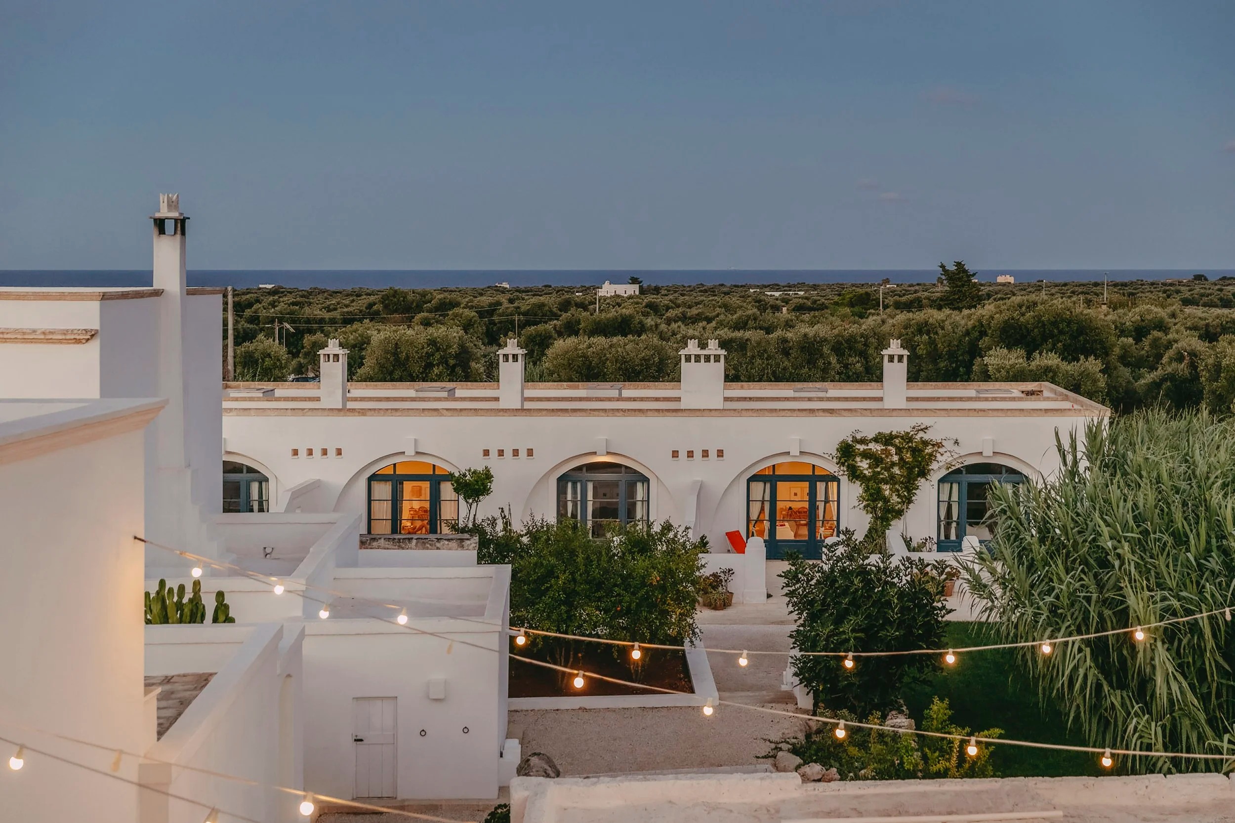 masseria-calderisi-italien-familienluxusreise-thefamilyproject-hotel-daemmerung