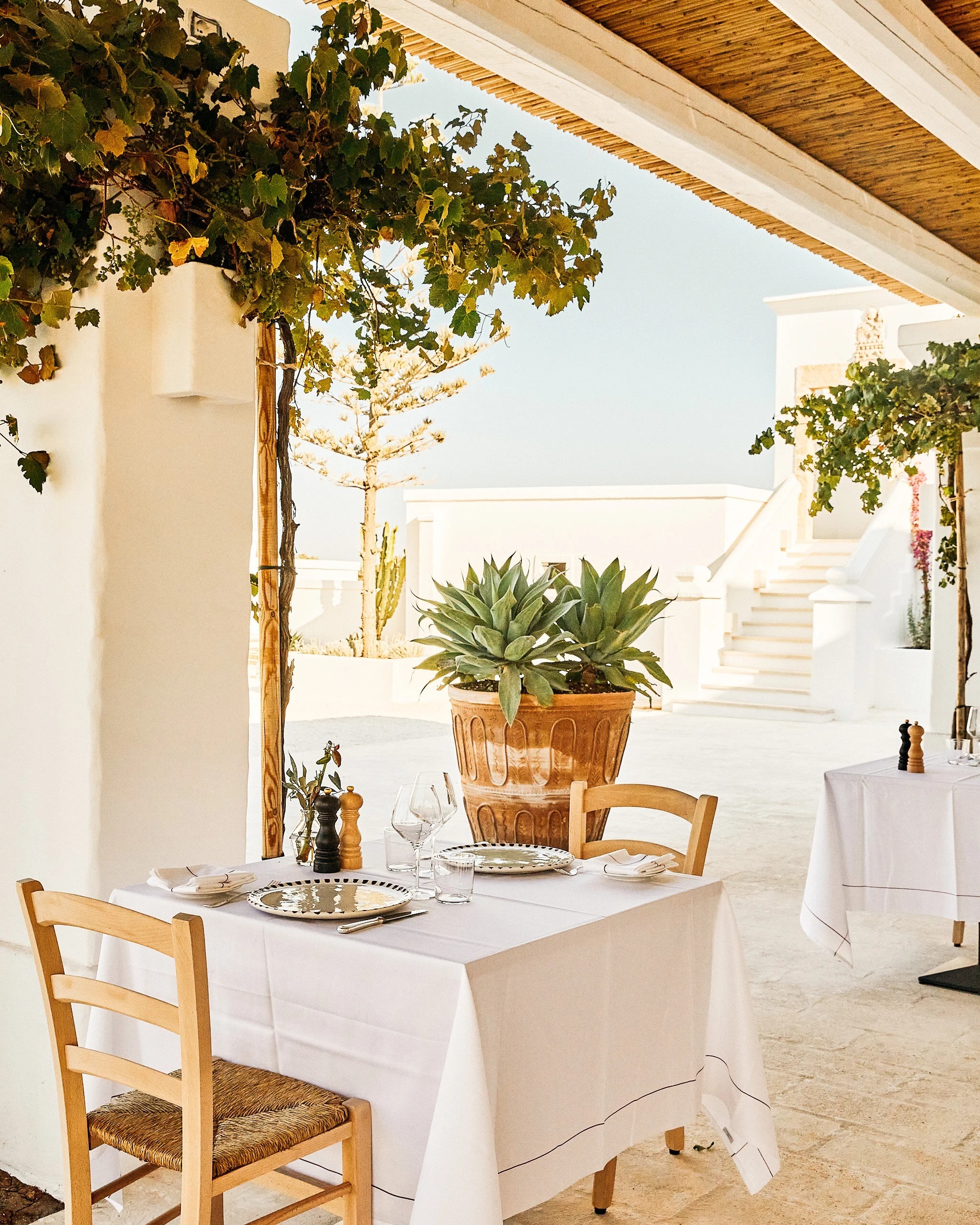 masseria-calderisi-italien-familienluxusreise-thefamilyproject-restaurant-tisch