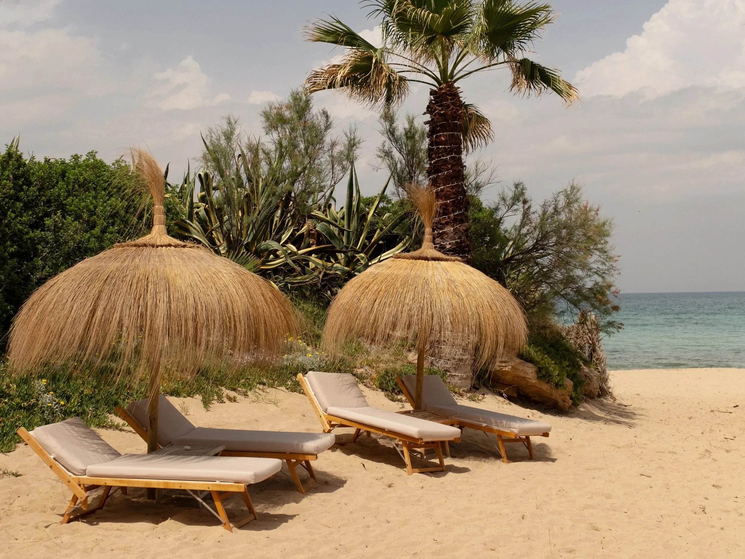 masseria-calderisi-italien-familienluxusreise-thefamilyproject-strand-liegen