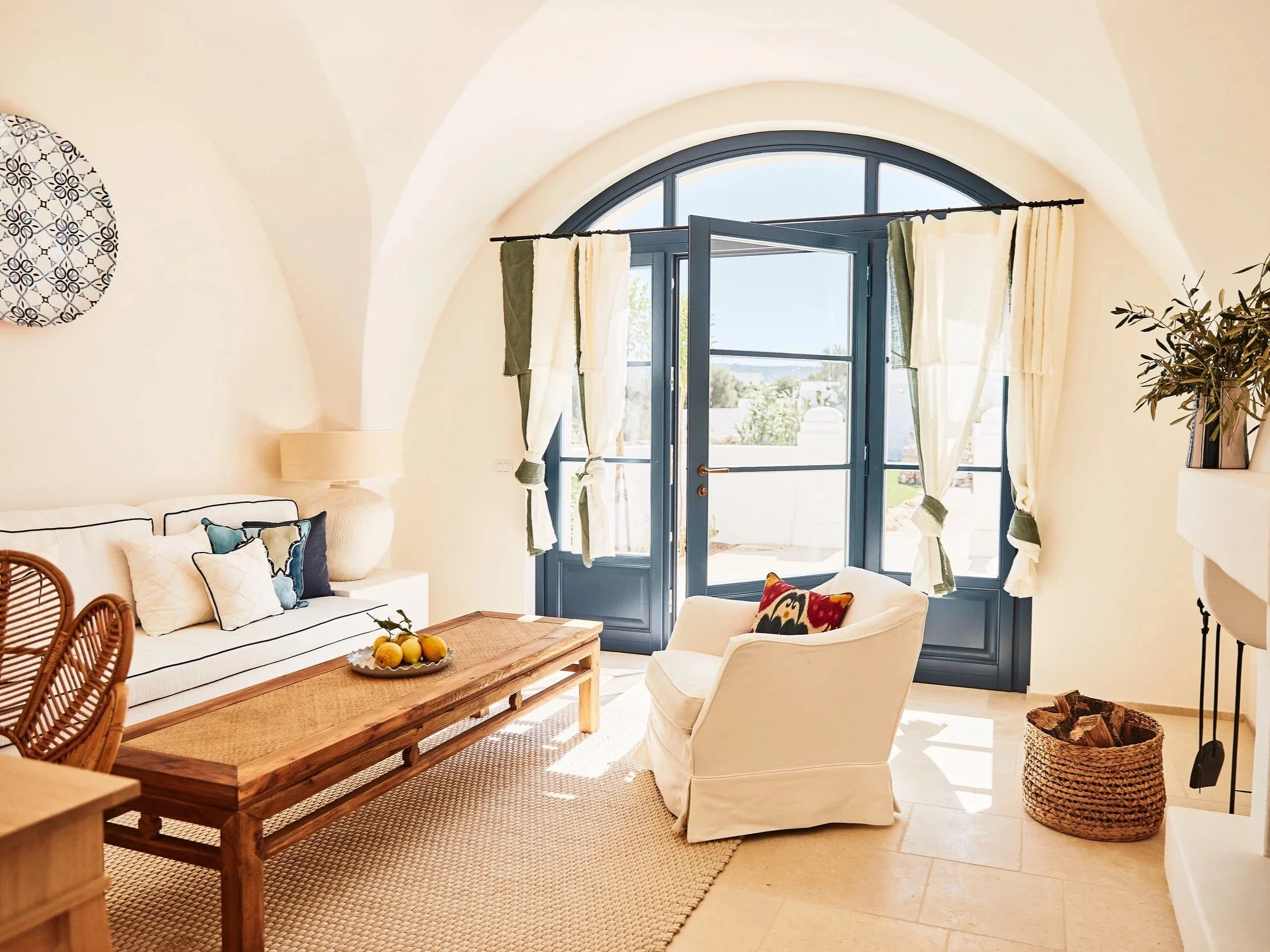 masseria-calderisi-italien-familienluxusreise-thefamilyproject-wohnbereich-balkon