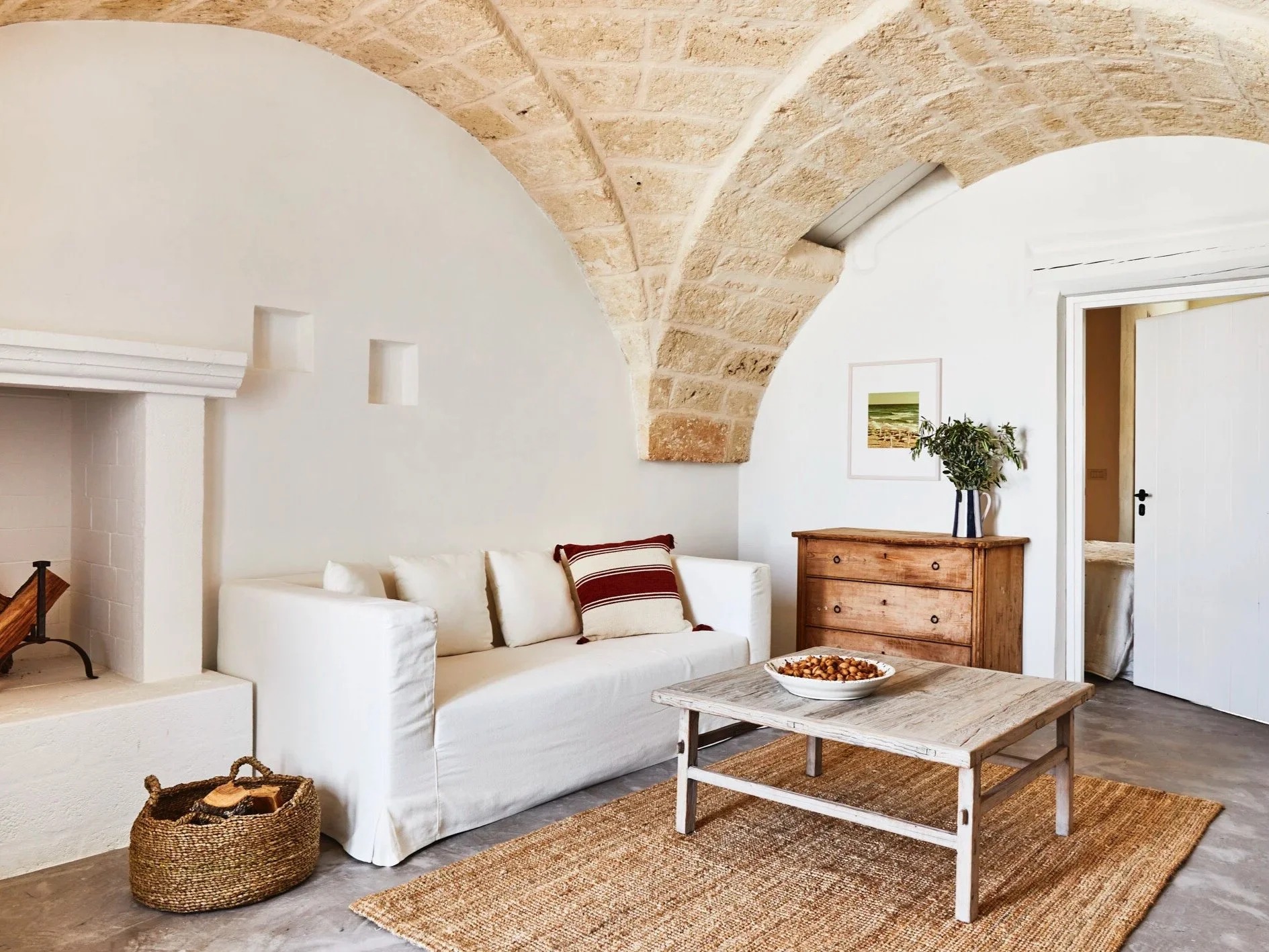masseria-calderisi-italien-familienluxusreise-thefamilyproject-zimmer-wohnbereich