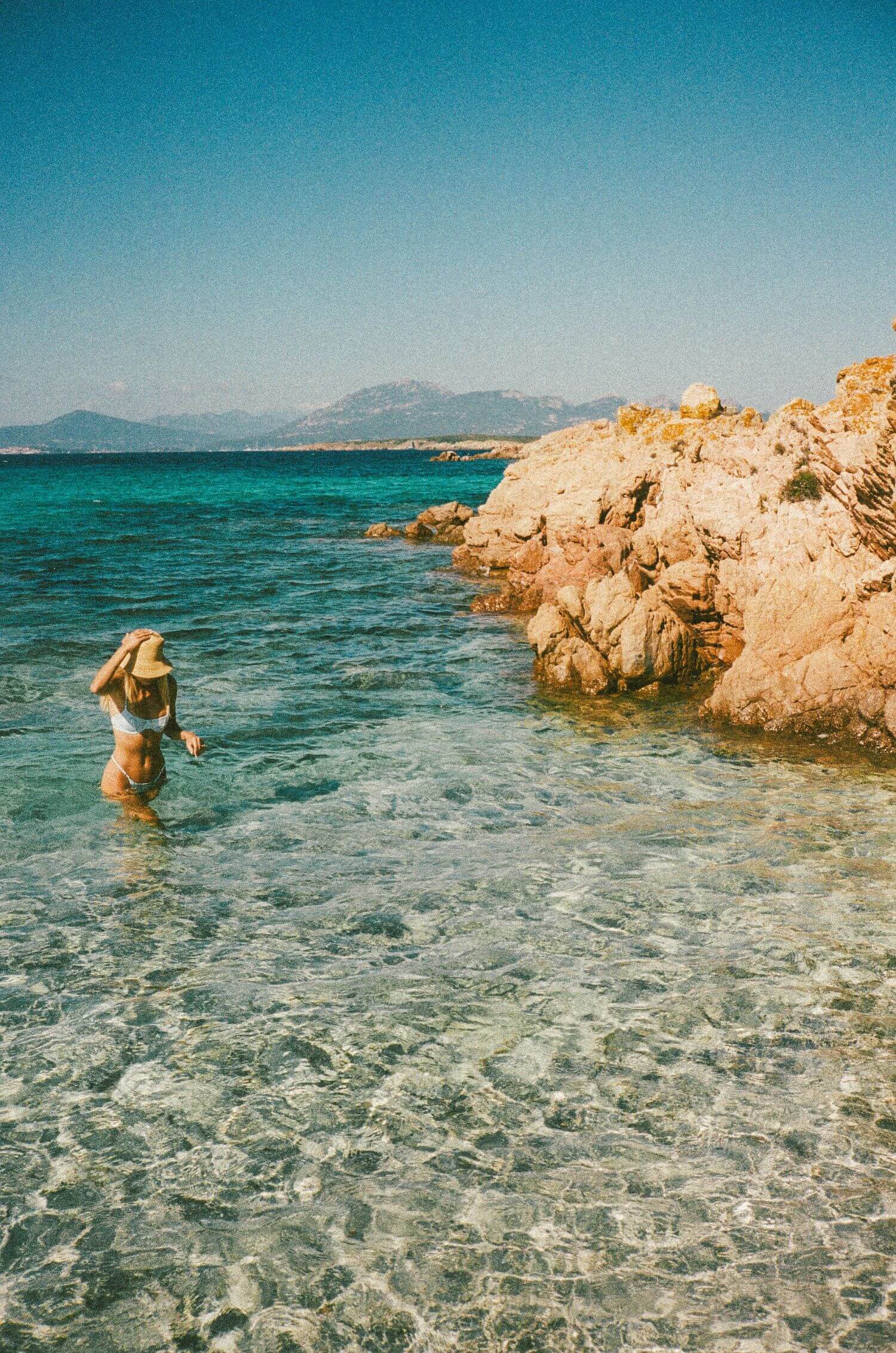 Frau beim Schwimmen im meer