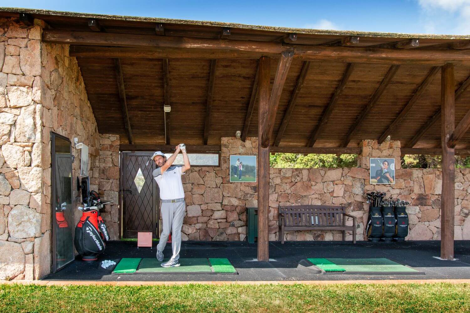 Mann beim Golfen der Golfanlage Romazzino