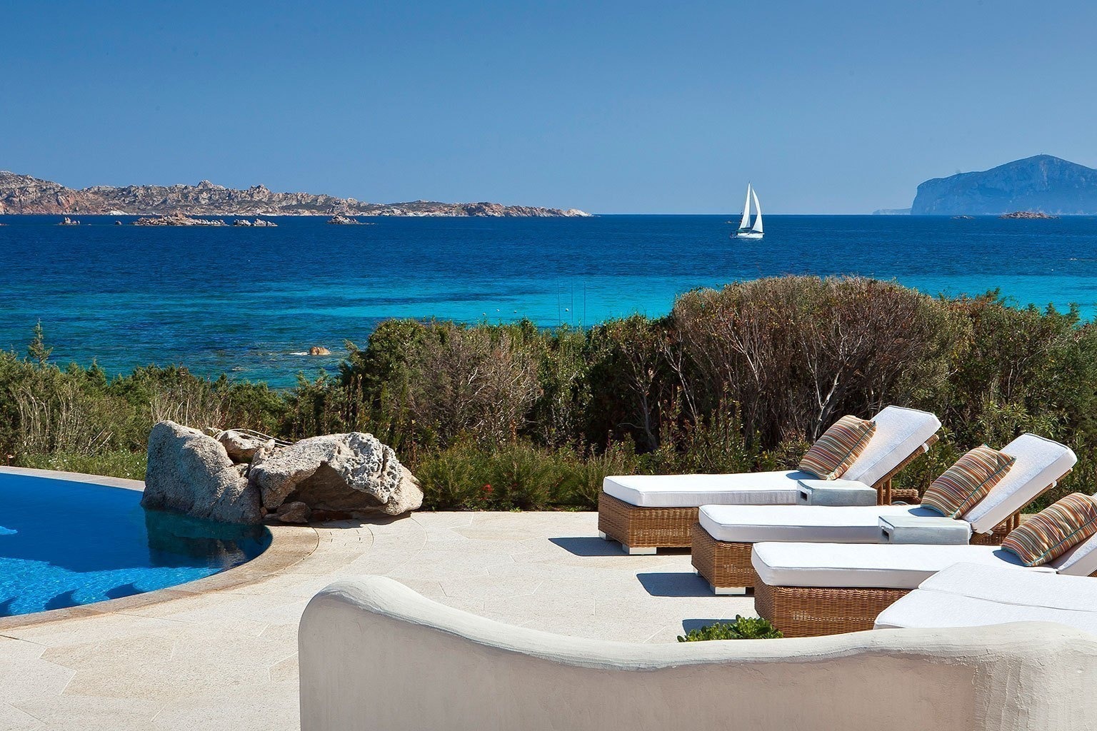 romazzino-a-belmond-hotel-italien-familienluxusreise-thefamilyproject-liegen-ausblick