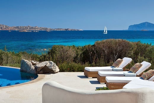 romazzino a belmond hotel italien familienluxusreise thefamilyproject liegen ausblick