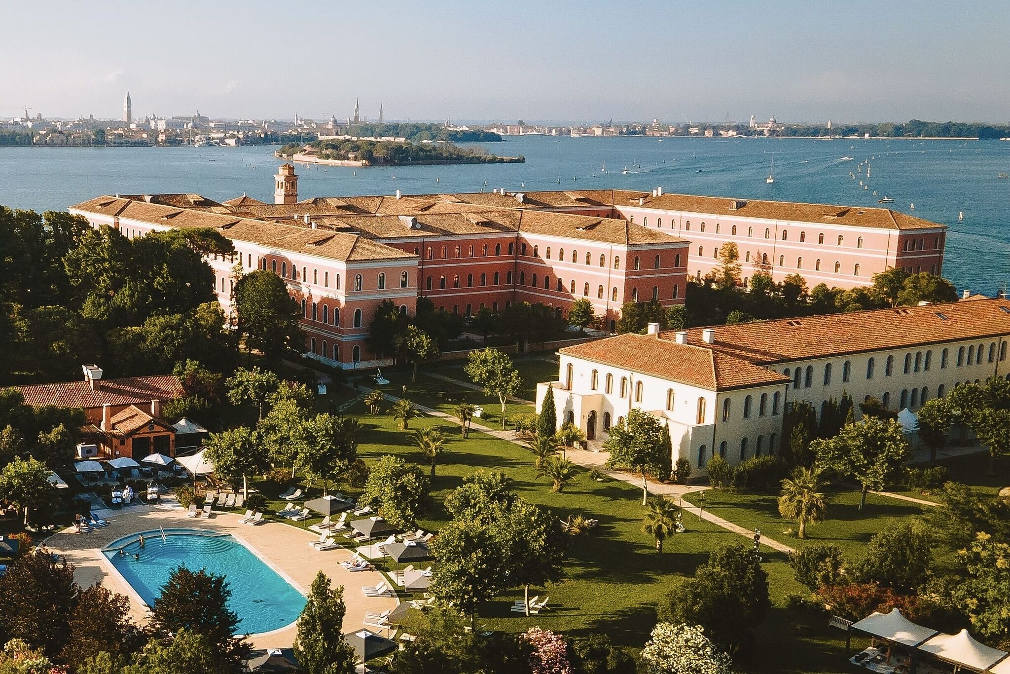 san-clemente-palace-kempinski-italien-familienluxusreise-thefamilyproject-aussenansicht