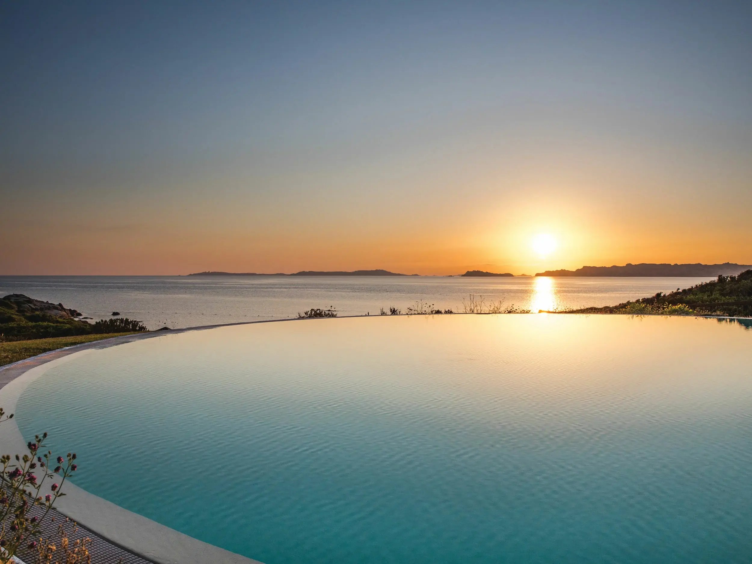 valle-del-erica-sardinien-familienluxusreisen-thefamilyproject-infinity-pool