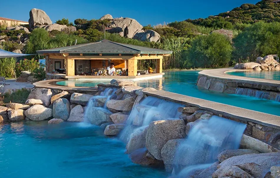 valle-del-erica-sardinien-familienluxusreisen-thefamilyproject-pool-bar