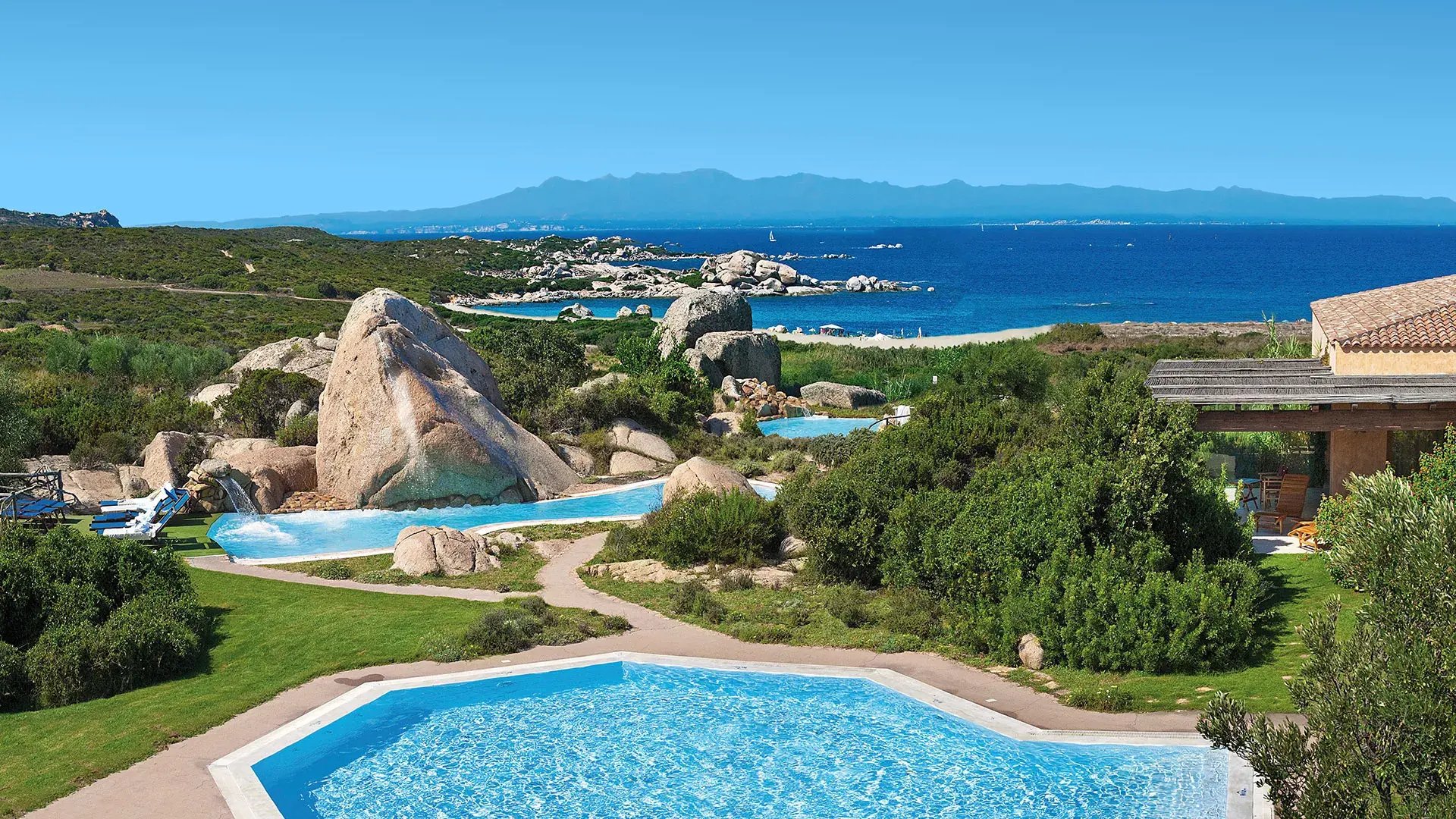 valle-del-erica-sardinien-familienluxusreisen-thefamilyproject-pools