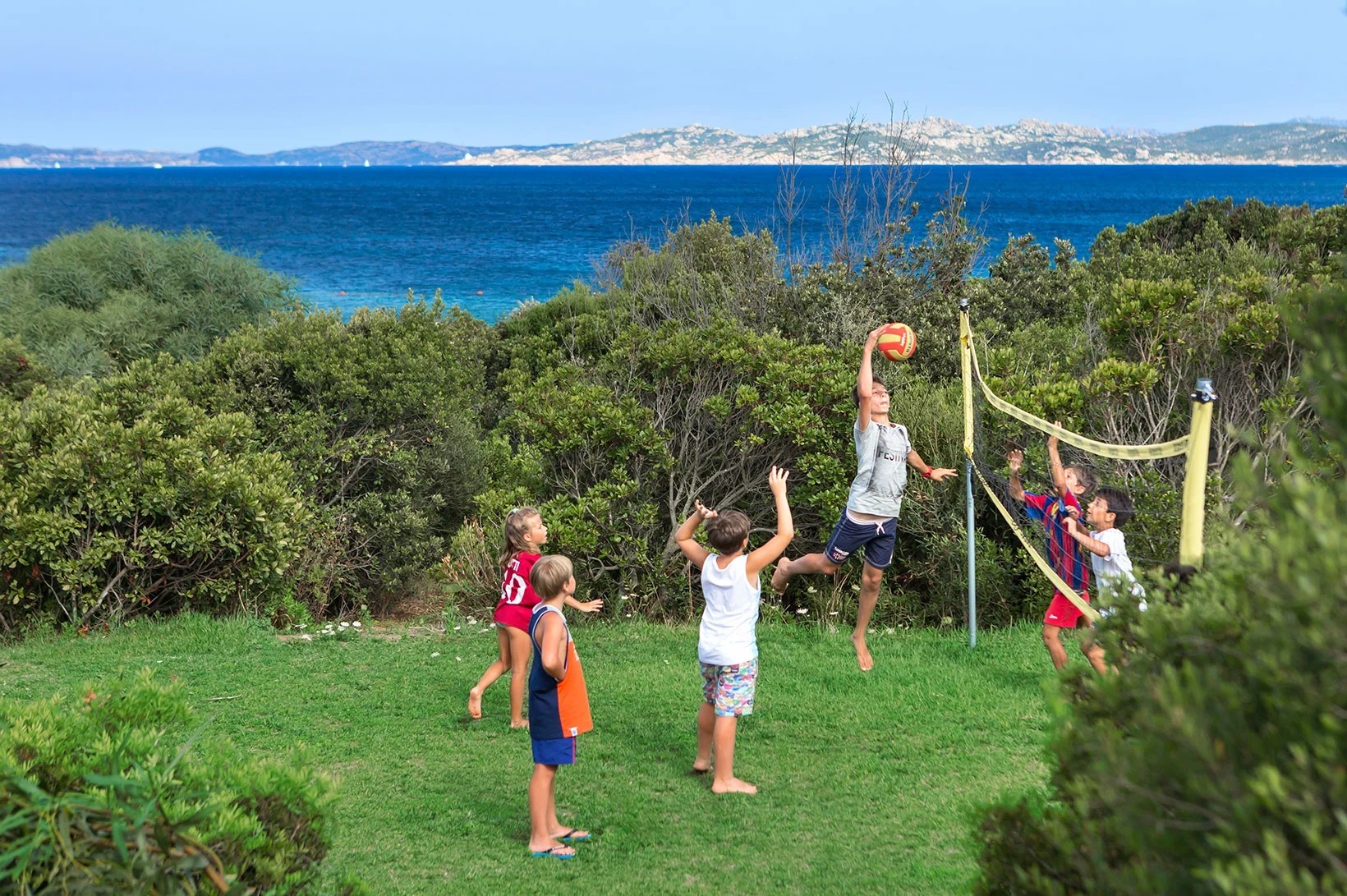 valle-del-erica-sardinien-familienluxusreisen-thefamilyproject-volleyball