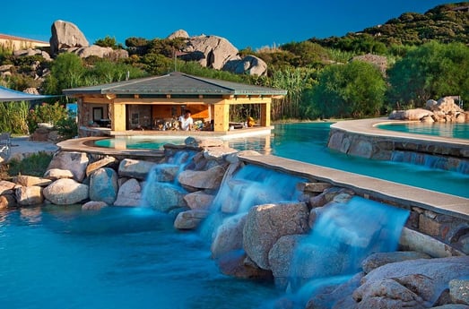 valle dell erica resort sardinien familienluxusreisen thefamilyproject poolbar