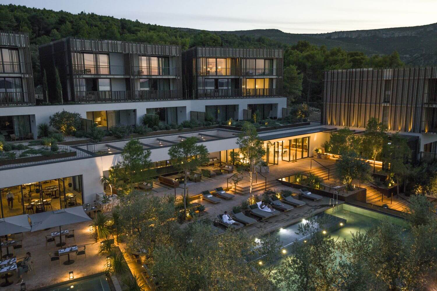 Außenansicht einer Hotelanlage.