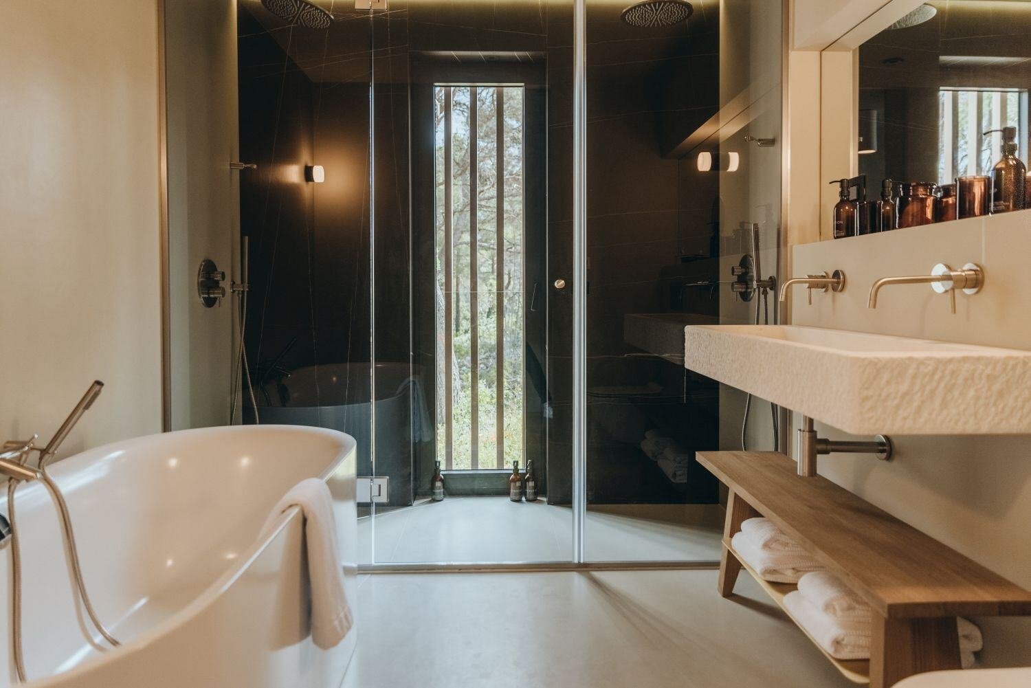 Schickes Badezimmer mit Badewanne in einem Hotel.