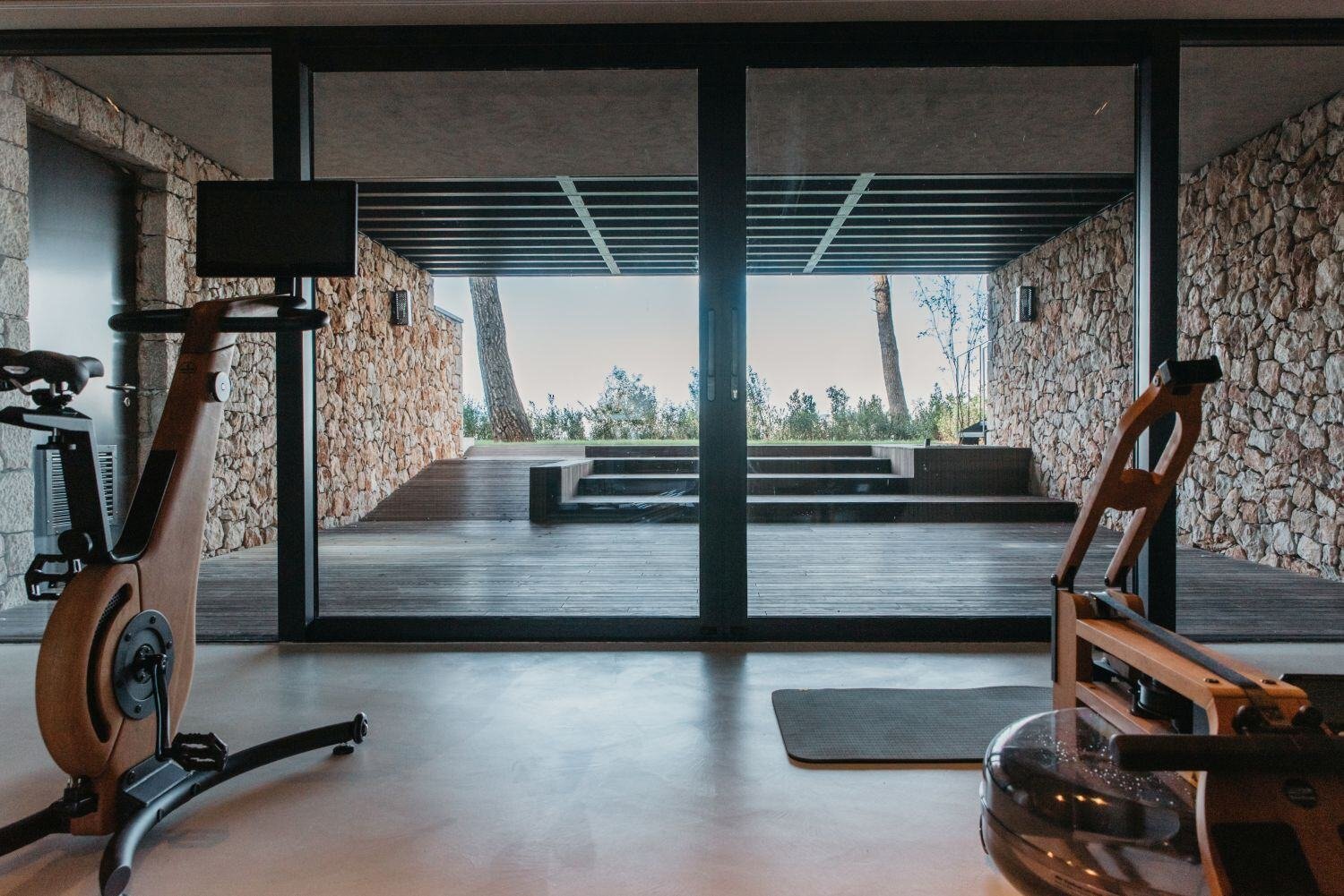 Fitnessraum in einer Hotelanlage.