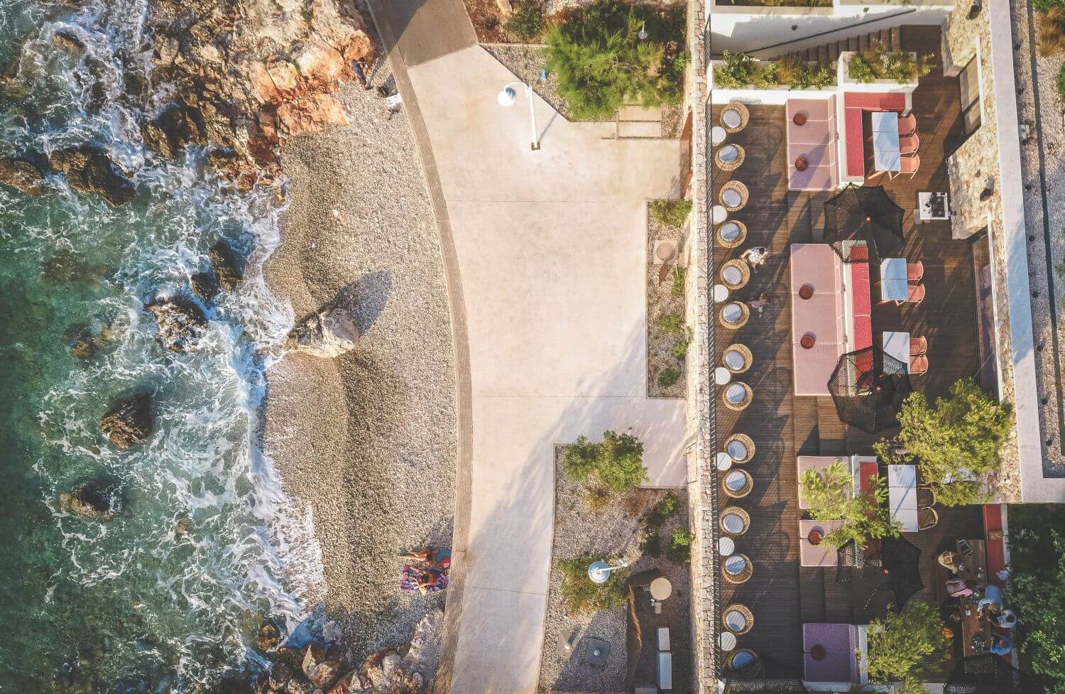 Hotelanlage auf der Vogelperspektive mit Strand und Meer.