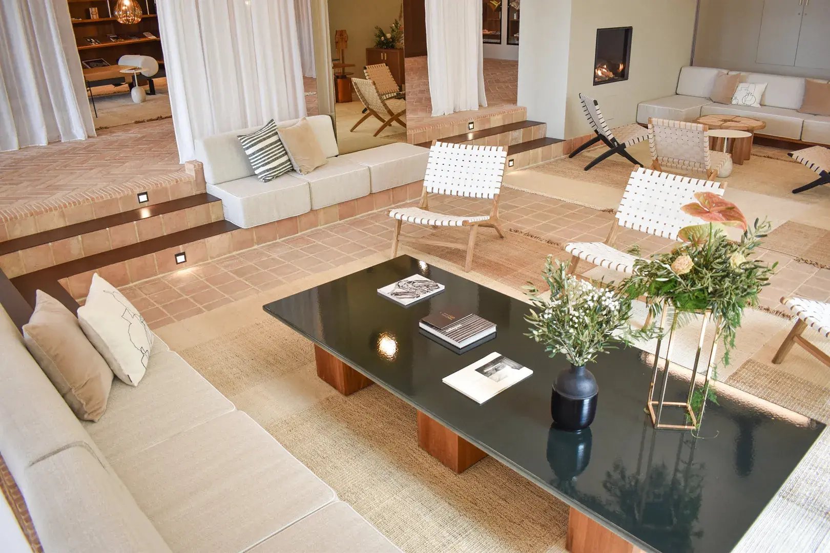 Lounge eines Hotels, freundlich und leger gestaltet.