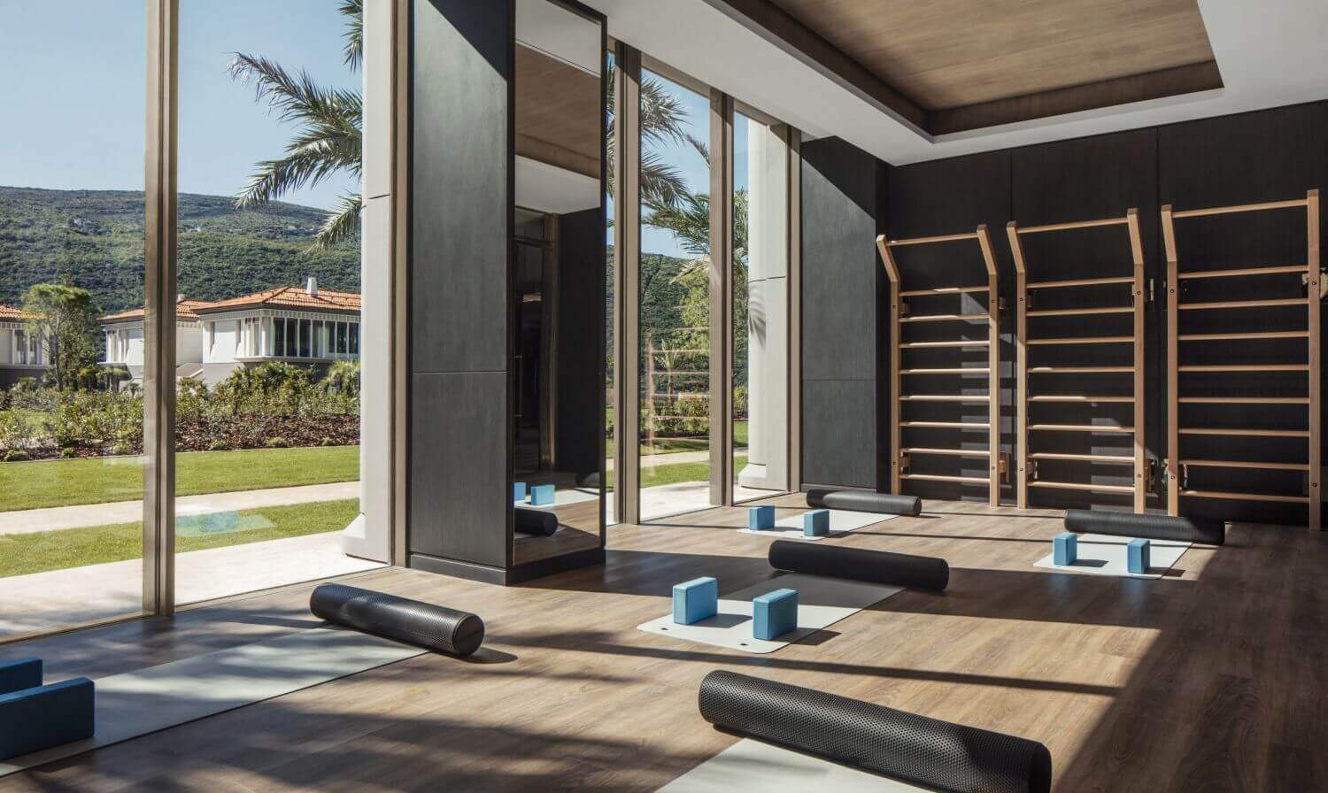 Fitnessbereich mit Rollen und Yogamatten.