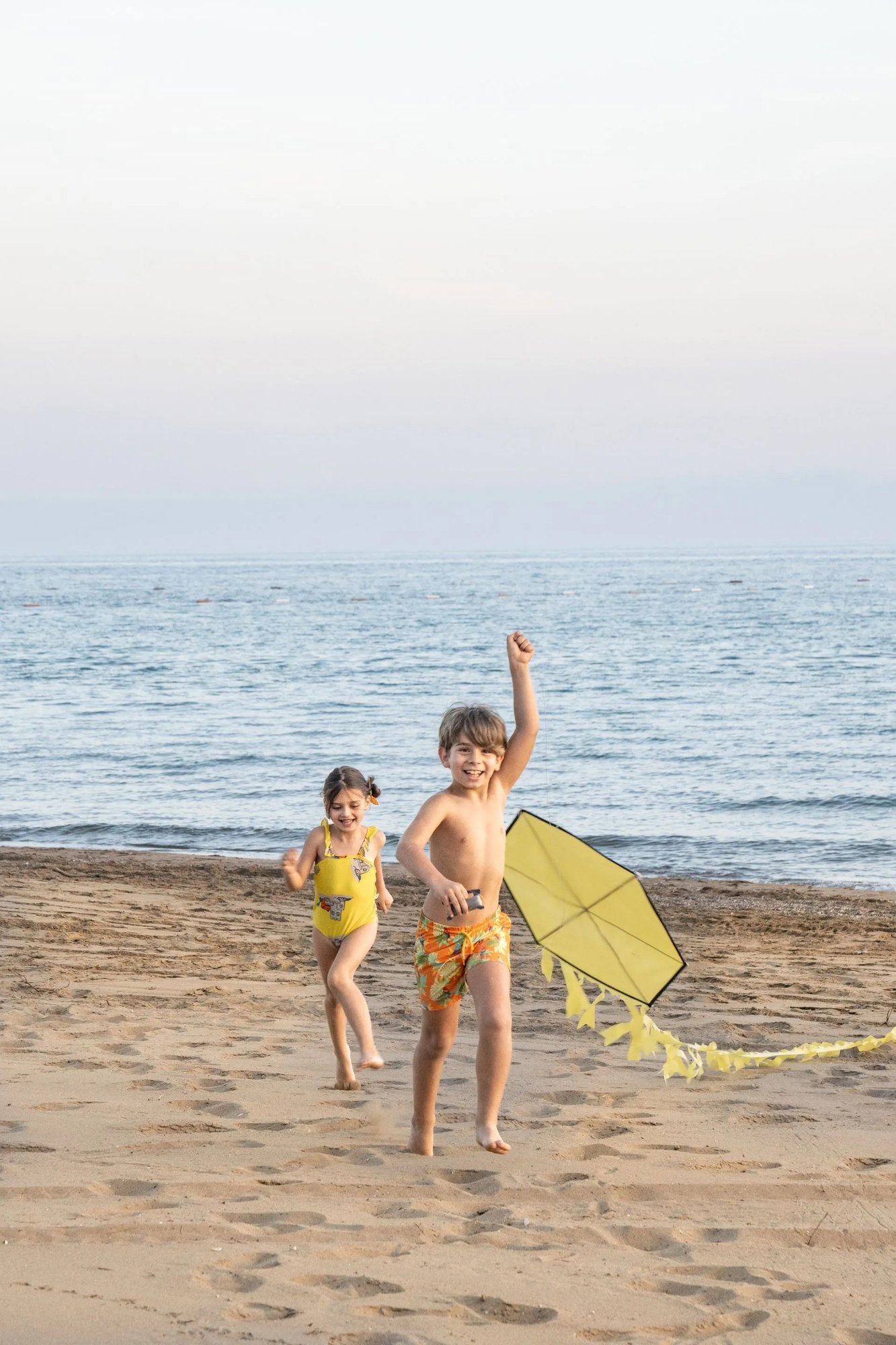 bijal-tuerkei-familienluxusreisen-thefamilyproject-drachensteigen-kinder-strand