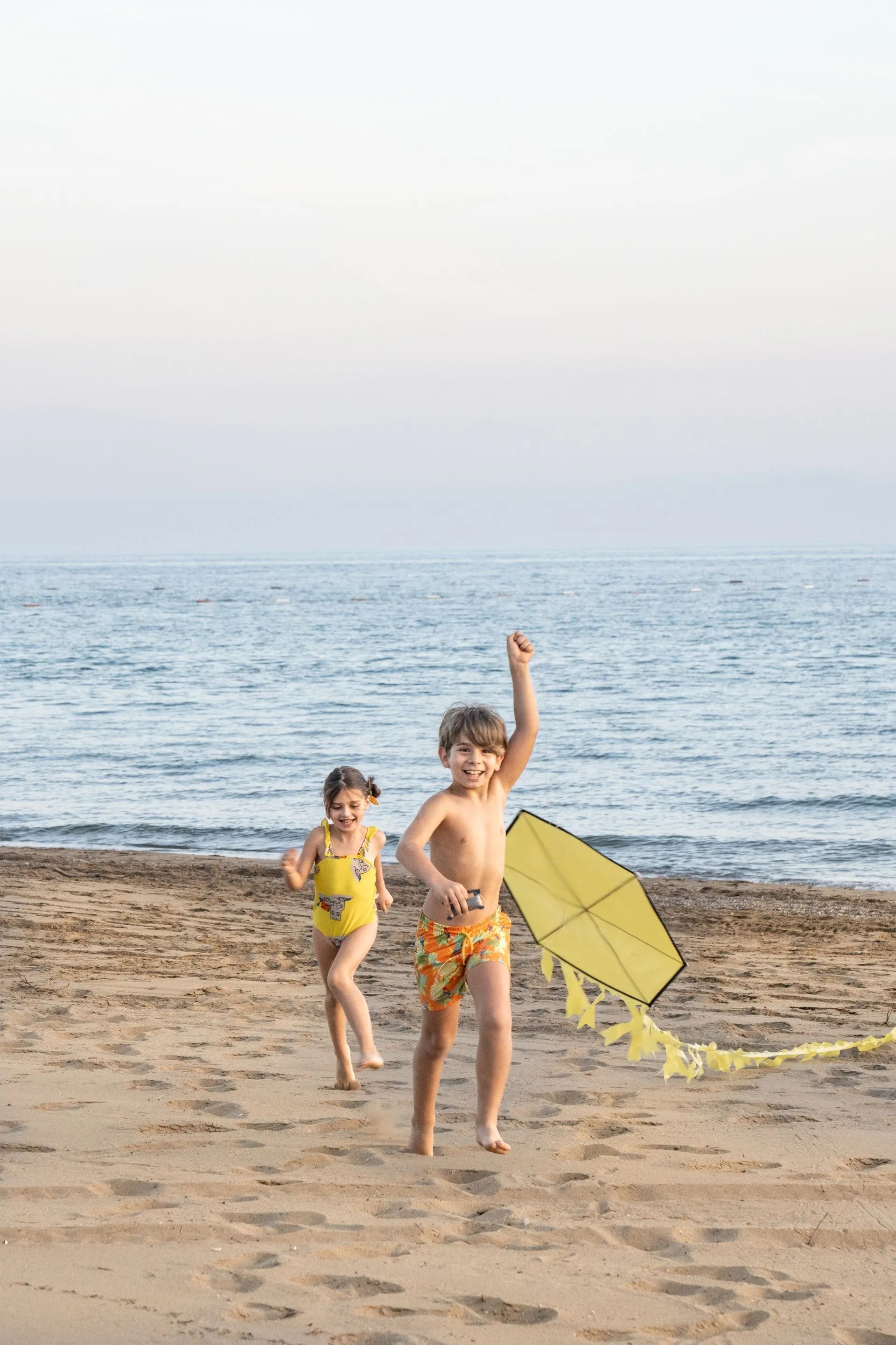 bijal-tuerkei-familienluxusreisen-thefamilyproject-drachensteigen-kinder-strand