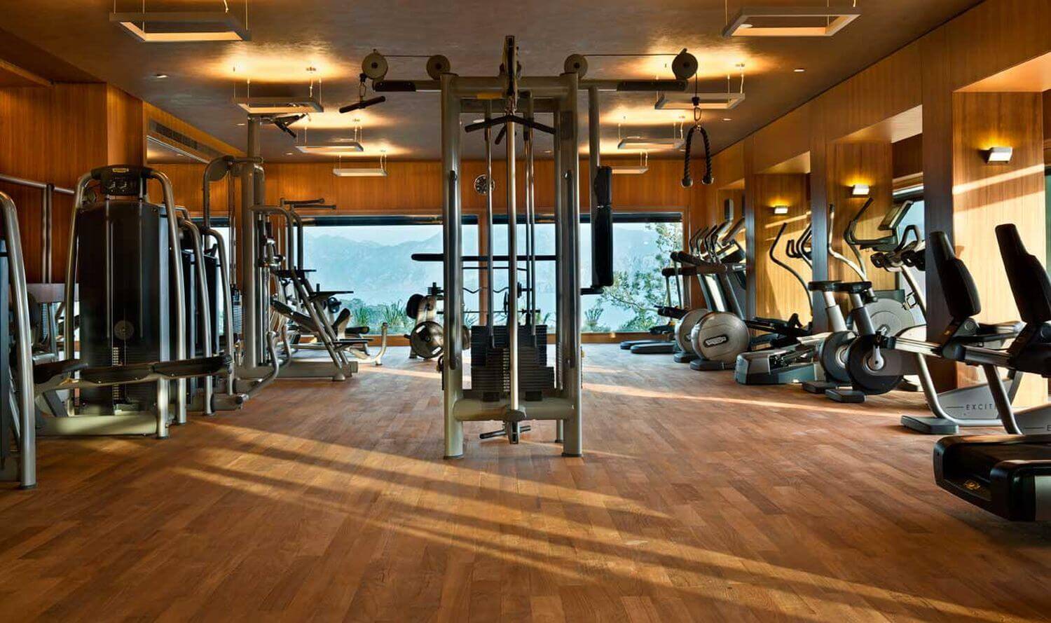 Fitnessraum mit verschiedenen Geräten.