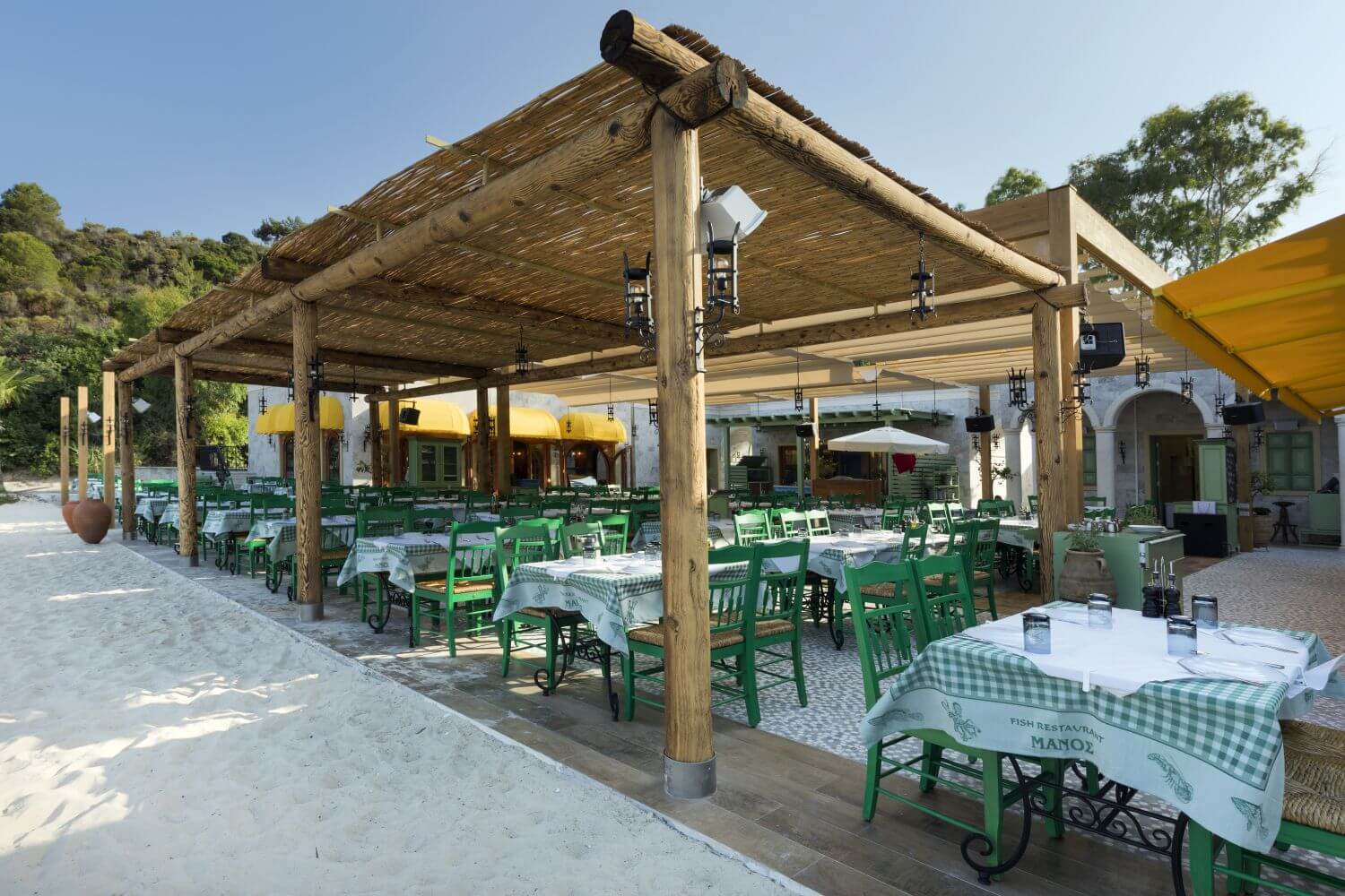 Überdachtes Restaurant am Strand.